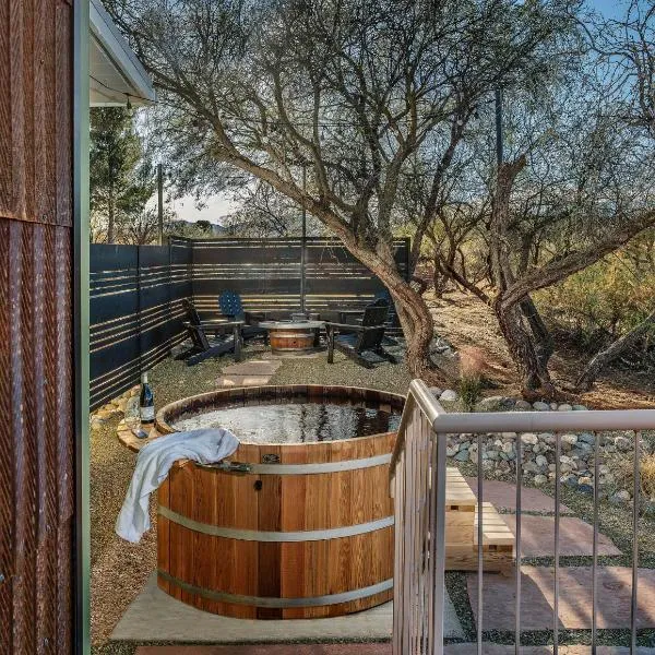 Tu'nlii House Fall Colors, Creek & Hot Tub Magic, ξενοδοχείο σε Cornville