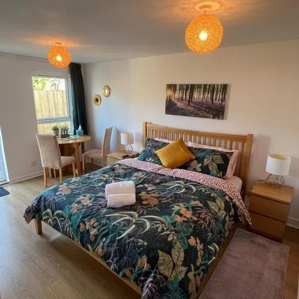 Studio Apartment with spacious garden in Carterton, hotel em Carterton