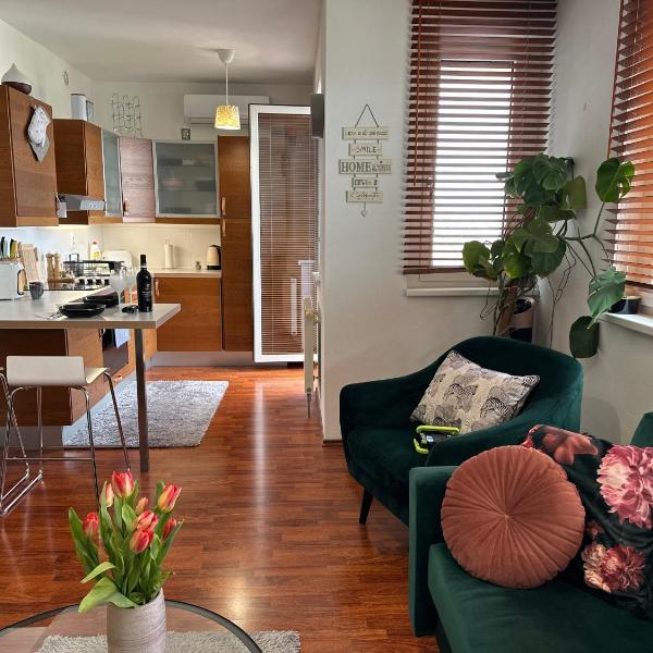 Cozy Apartment with nice balcony seating, 9th floor, parking, Bratislava