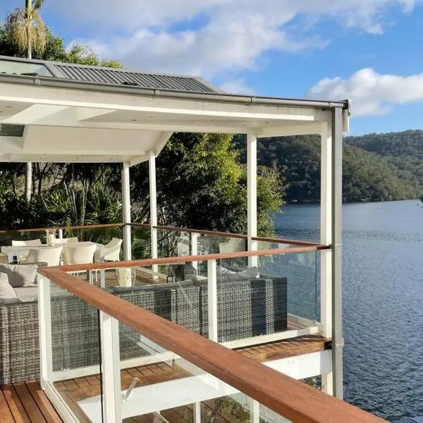 NINE at Berowra Waters, luxury waterfront with hot tub, hotel in Berrilee