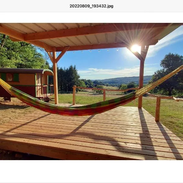 La roulotte du bonheur, hotel en Saint-Pardoux-la-Rivière