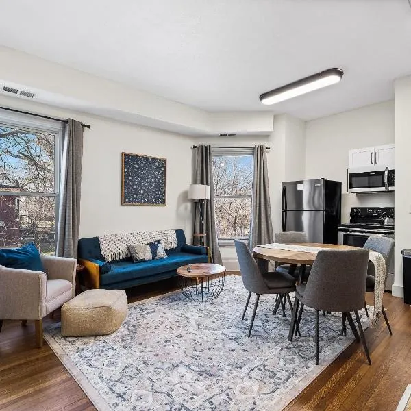 Carriage Manor - Sun Soaked 1BR - Close to CCF, hotel di Cleveland