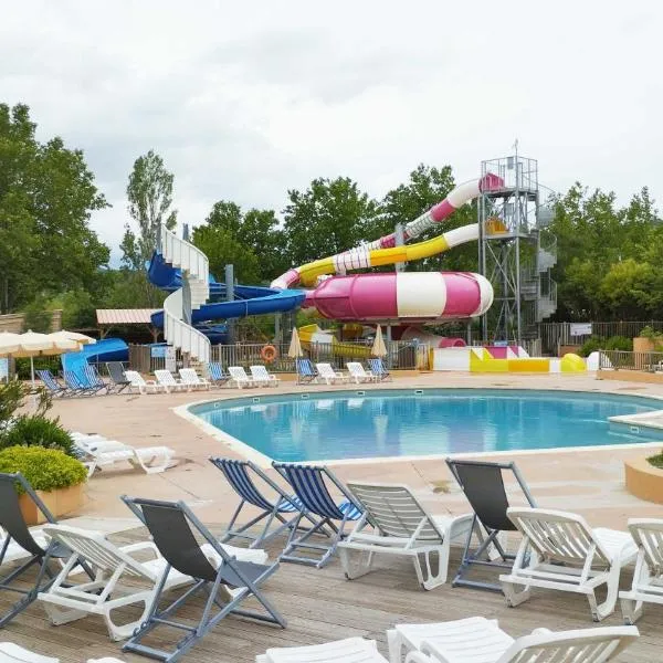 Mobil Home vue sur le lac dans un camping 4 étoiles à Cadenet、カドネのホテル