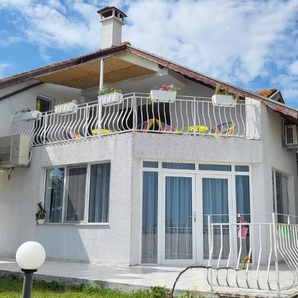 Guest house FantasY, hotel in Tyulenovo