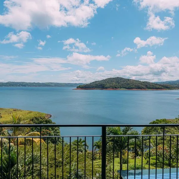 Tinajas Arenal Lakefront Lodge, hotel in Nuevo Arenal