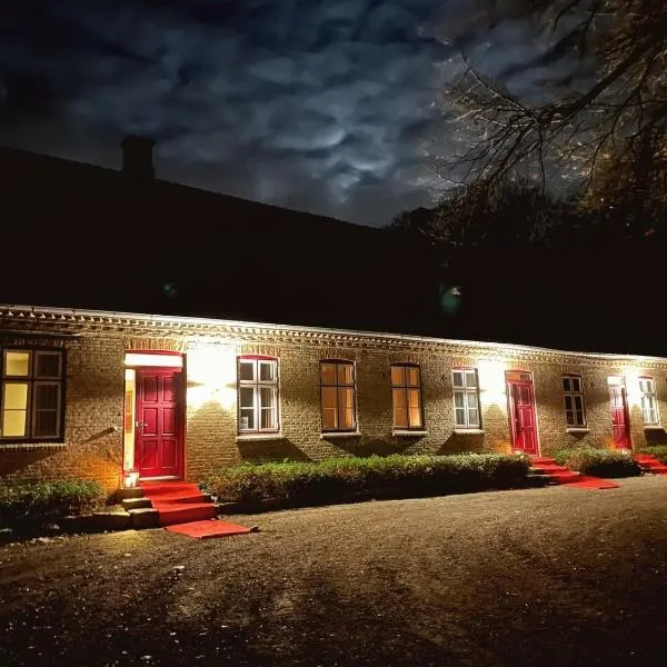 Svaleholm Gaard Roskilde, hotel in Veddelev