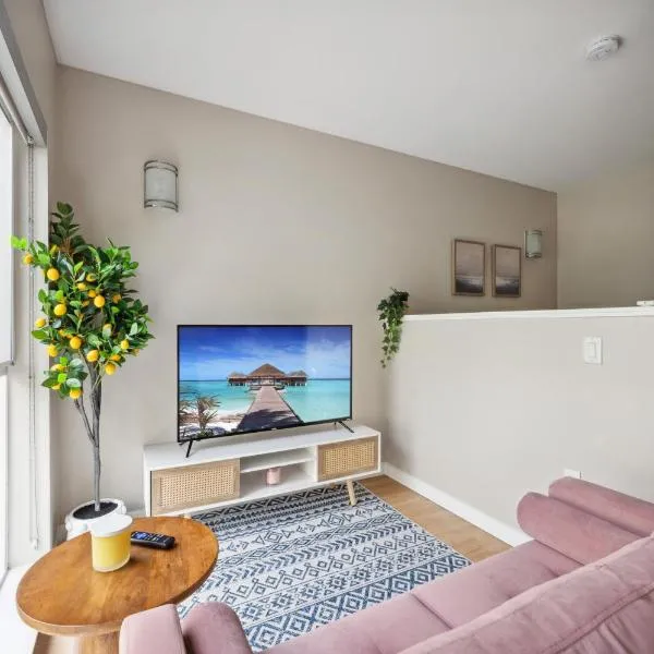 Comfy studio near SM Promenade! Free parking!, hotel in Los Angeles