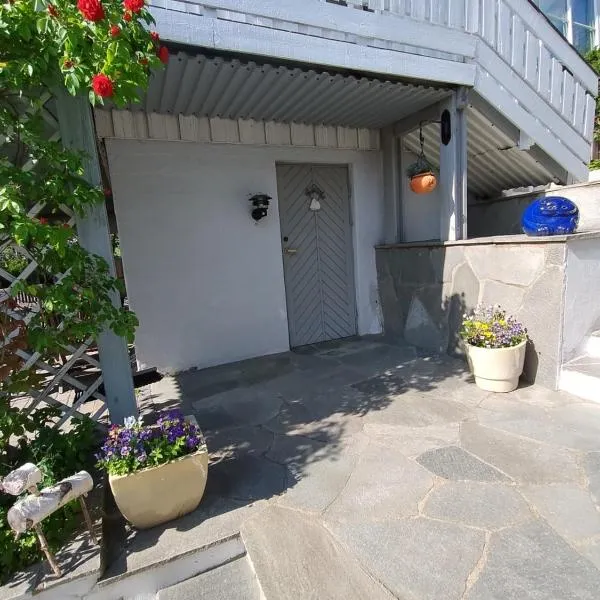 Koselig liten leilighet med hyggelig uteplass, hotel in Kragerø