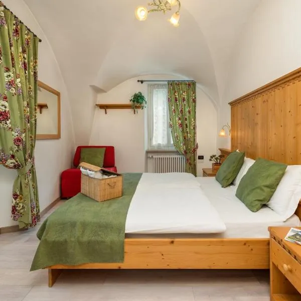 Albergo Alla Costa, hotel in Ledro