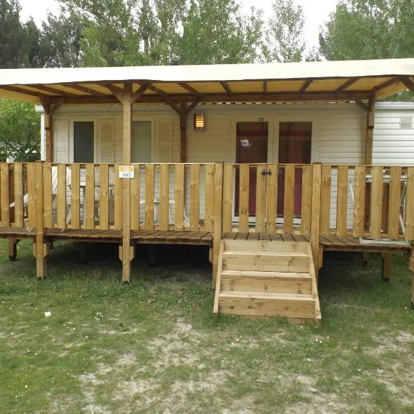 Mobil Home au calme Camping 4 Cadenet、カドネのホテル