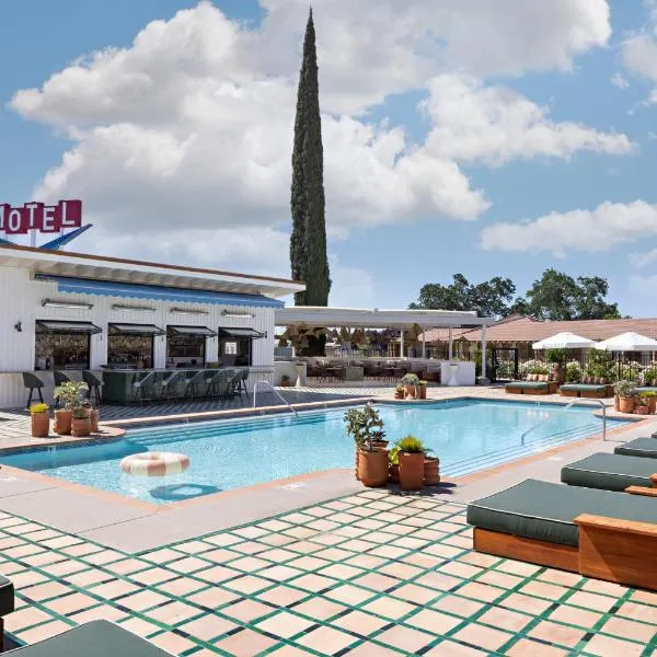 River Lodge Paso - 21 & Over Pool, מלון בפאסו רובלס