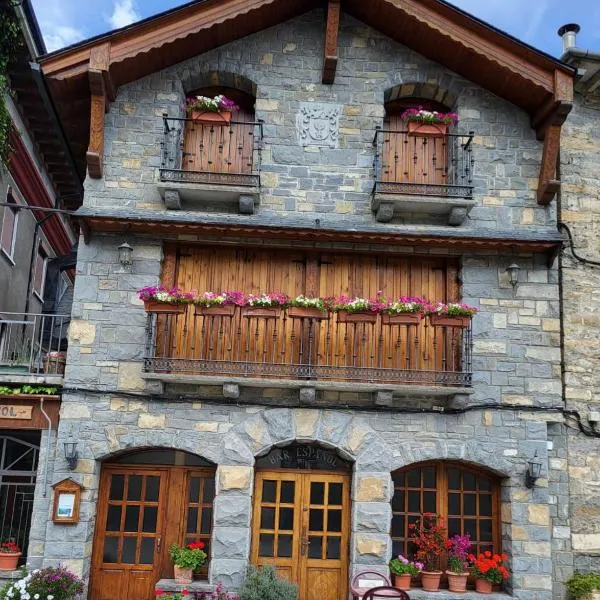 Apartamentos Casa Español, hotel v destinaci Broto