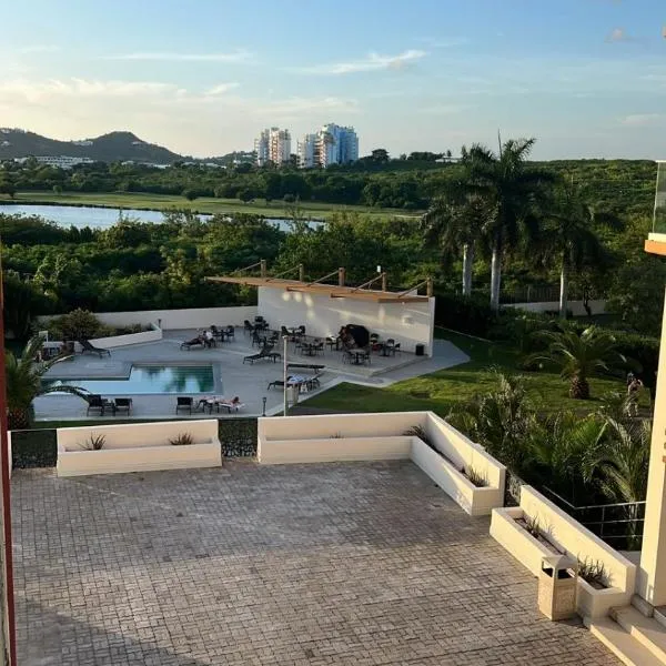 Emerald Upscale Studio in Maho-Walking distance to beach, hotel in Maho Reef