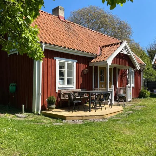 Bo i egen stuga på härlig ölandsgård, Hotel in Köpingsvik