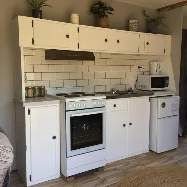 Cute Private Studio Flat with AIRCON!, Hotel in Hay