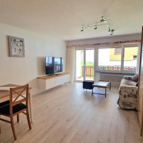 Familienfreundliche Studio 42m2 mit gratis Parking und WiFI nahe Sportaren und Torrentbahn โรงแรมในลอยเคอร์บัด