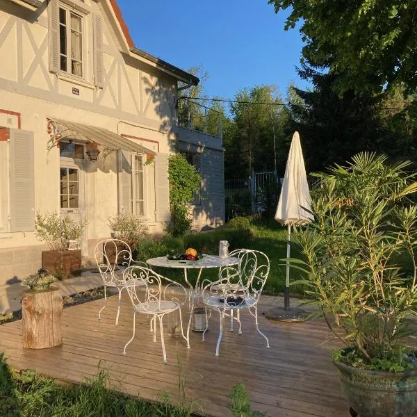 "Aux Chants des Oiseaux" Domaine de la Renardière, Hotel in Les Grandes-Loges