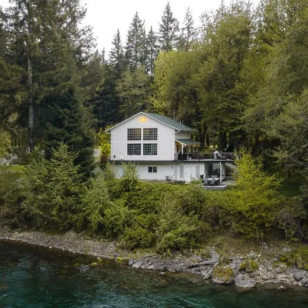 Riverside Retreat on Skagit River, ξενοδοχείο σε Concrete