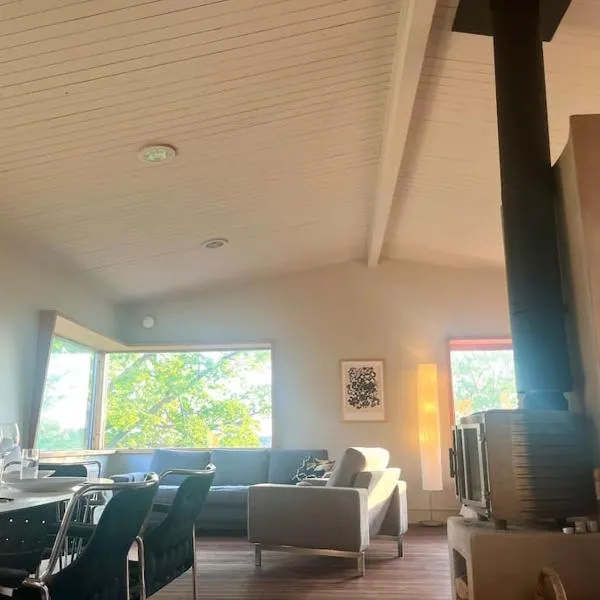 Mysigt sommarhus med havsutsikt och bastu, hotel v destinaci Vaxholm