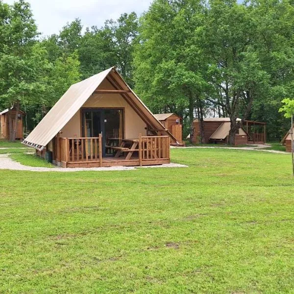 les cabanes du tertre, hotel in Cour-Cheverny