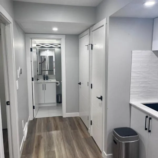 Adorable Private Suite in Seton SE, Calgary，位于卡尔加里的酒店