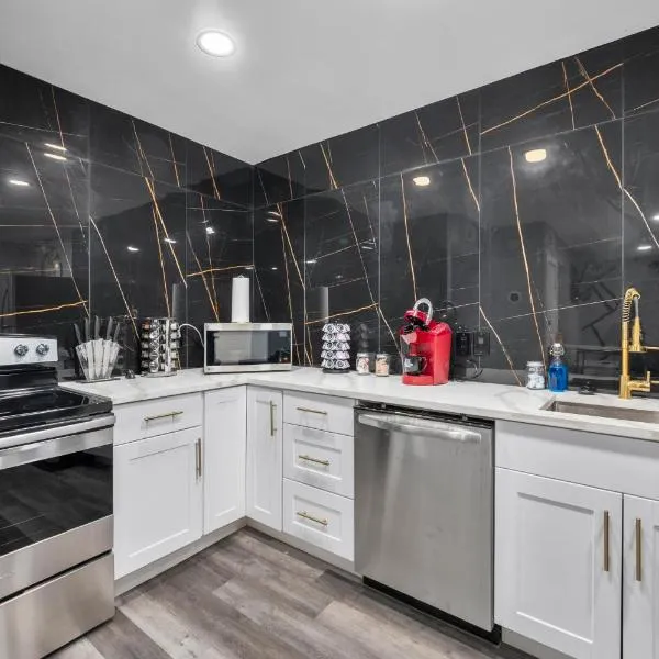 Stylish 2-BR Getaway in Heights with Pool, hotel in Houston