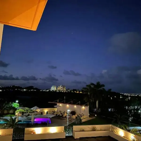 Emerald Upscale Studio in Maho-Walking distance to beach, hotel en Maho Reef