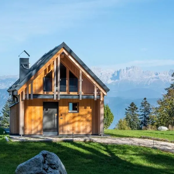 NEW OPENING "Sissi Chalets" - Unique Luxury Hideaway with Mountain view & Sauna, hotel din Mendola