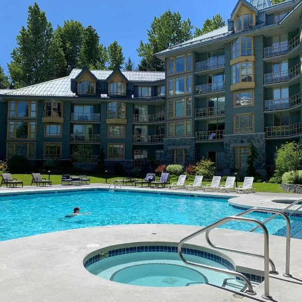 Whistler में, होटल Cascade Lodge Whistler with brand new heat & air conditioning pump, front desk check in services, ski valet service, bike storage room, boot & glove dryer, 2 hot tubs, year round heated swimming pool, gym, sauna, change rooms & showers, WIFI & cable TV