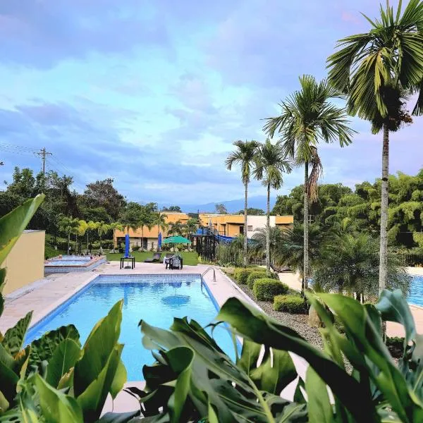 Apartamento Vacacional a 5m del Aeropuerto - 20 minutos del Parque del Café y Centro de Armenia - Con 4 Piscinas - 3 Jacuzzi - Sauna - By Molca Travel, khách sạn ở Armenia