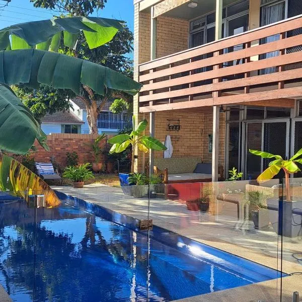 Brisbane 1960s Pool House - hosted bed and breakfast，位于布里斯班的酒店
