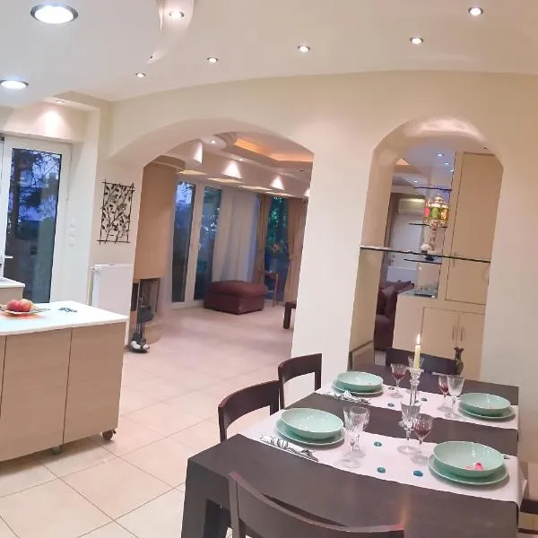 A1 Elegant Vouliagmeni apt in a Unique Spot, hôtel à Athènes