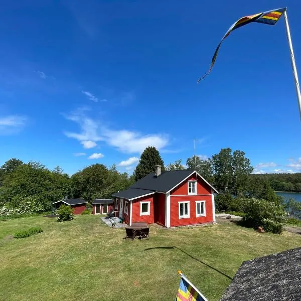 Majas Backe on a island with boat, готель у місті Hammarland
