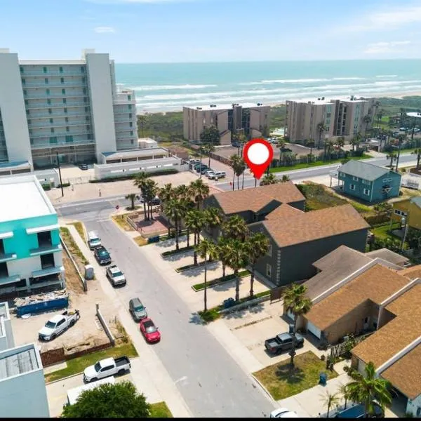 2 Bed 2 Bath 1st Floor Condo By Beach w Pool, hotel in South Padre Island