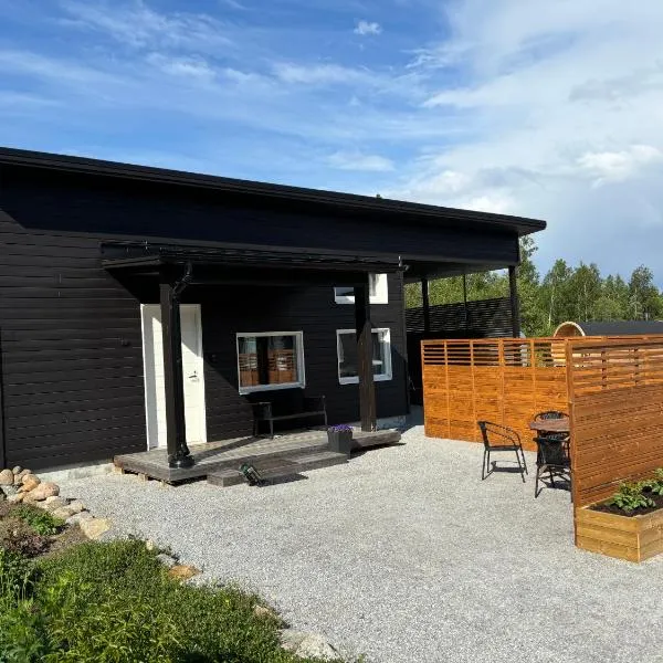 StrandRo - mökki järven rannalla, готель у місті Luoto