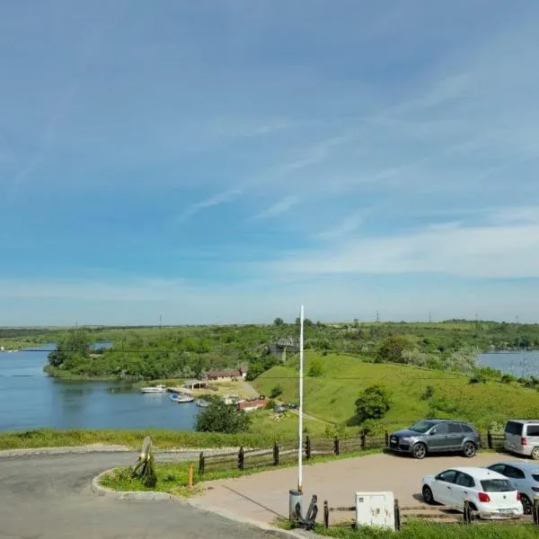 The Lake House, hótel í Limanu