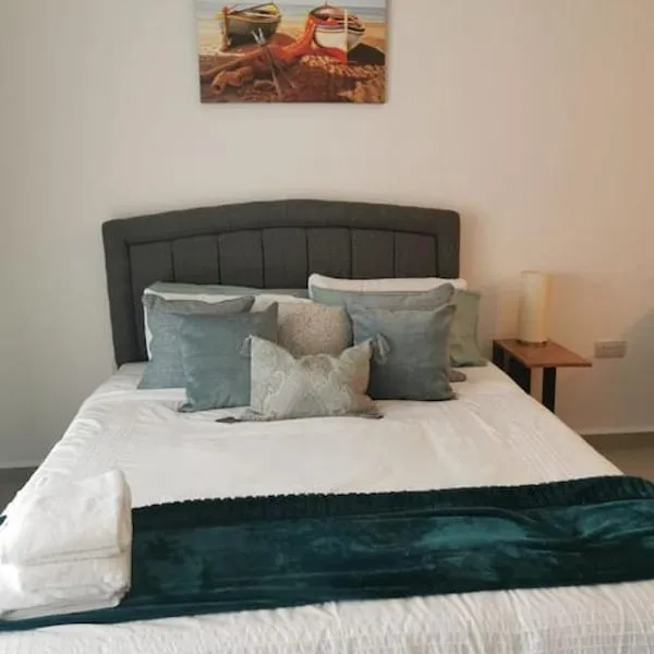 Penthouse studio apartment, hotel in Kérynia