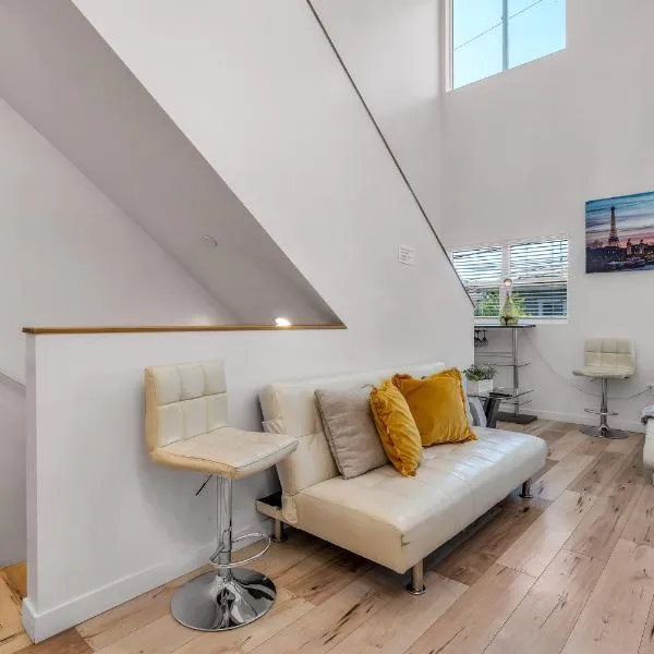 Chic 2 Bedroom 2 Bathroom 3 Level Loft Style Condo by Hollywood Free Gated Parking Full kitchen, ξενοδοχείο στο Λος Άντζελες