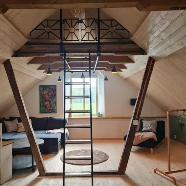 Lantligt boende i magasin, hotel in Motala