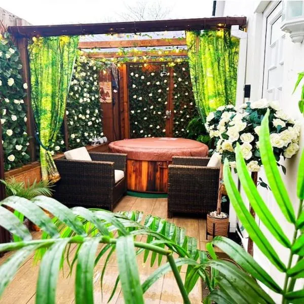 Squirrel Hideaway with Hot Tub in Formby, Liverpool, hotel in Formby