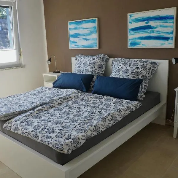 Gemütliche Wohnung mit Balkon, verkehrsgünstig gelegen, hotel v Dortmundu