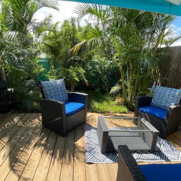 Duplex TIFANJAN avec jardin fleuri près de la mer, hotel en Saint-Paul