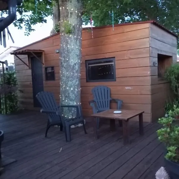 Tiny House plein centre, hotel in Hourtin