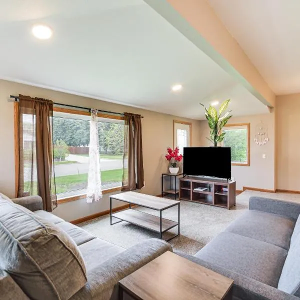 Serene Devils Lake House with Deck and Fire Pit! – hotel w Devils Lake