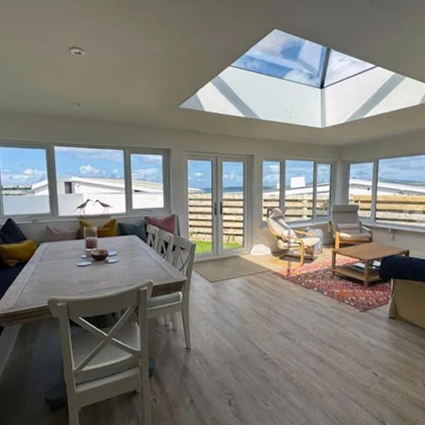 PEDWAR GWYNT-4 BED-SEA FRONT BUNGALOW-RAVENSPOINT ROAD, hotel v destinaci Trearddur