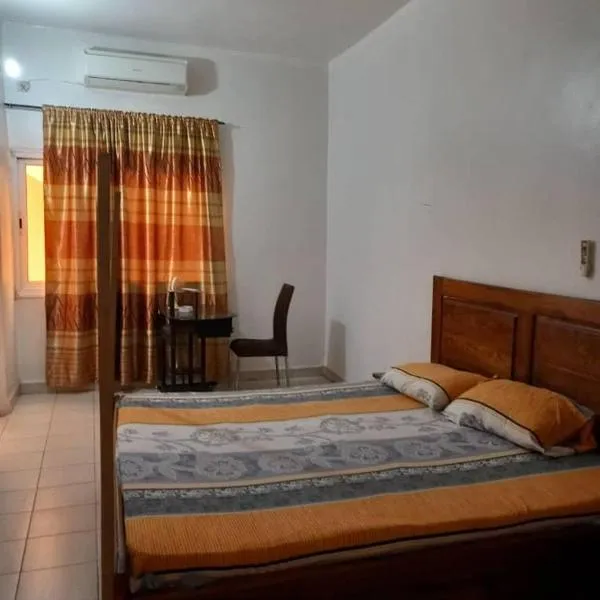 Appartement dans le quartier ACI à Bamako avec panneaux solaires, hotel in Bamako