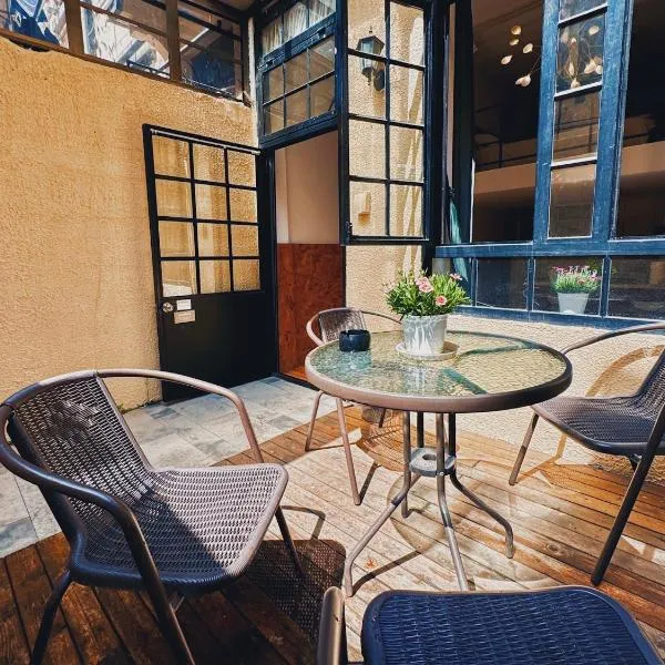 CityWalk Cottage With Two Beds and Courtyard, hotel in Shanghai