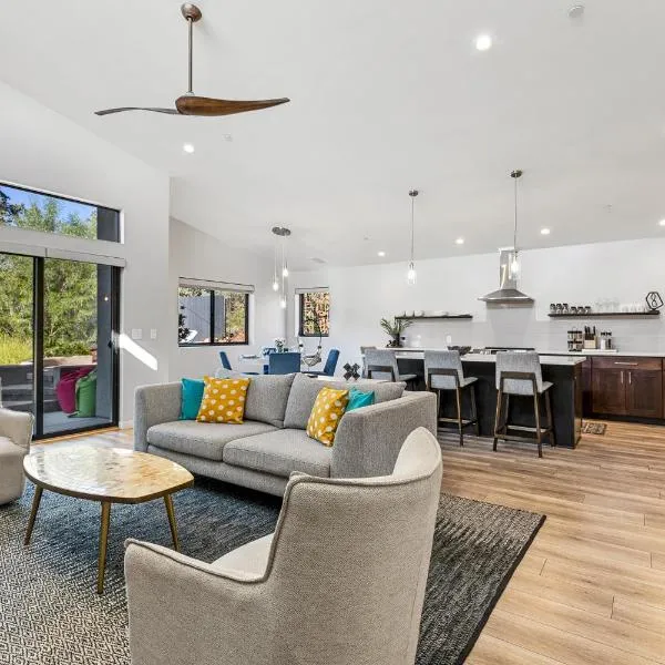 Modern Luxury Home in West Sedona with Hot Tub, hotel in Sedona