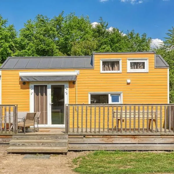 Yellow Tiny House with shared pool, hótel í Zeewolde