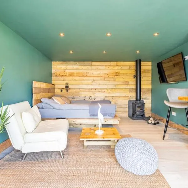 Self contained cabin, firepit, NR MOD aztec, m5, m4, hotel in Bristol